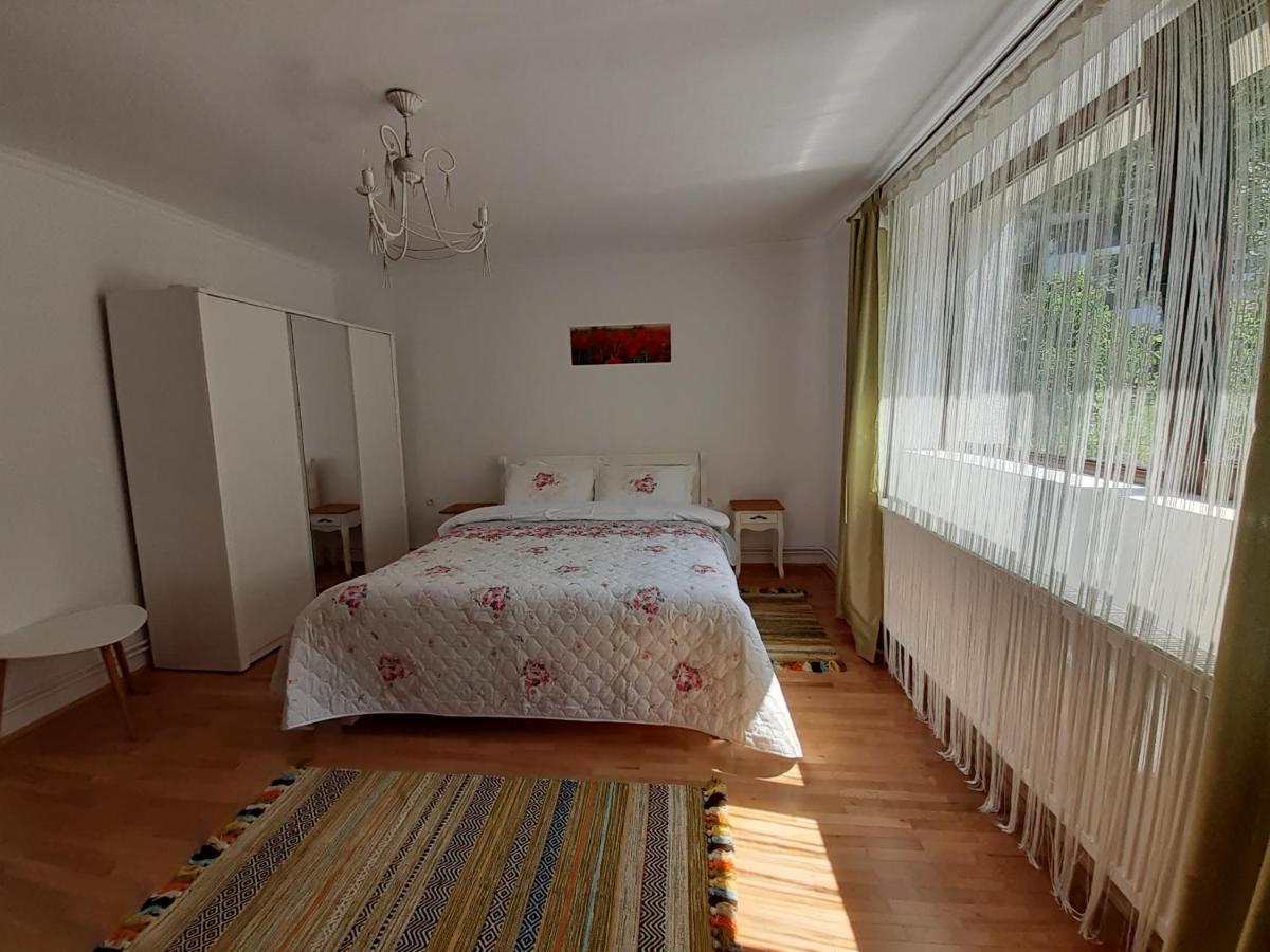 R-House Apartment Brasov Luaran gambar
