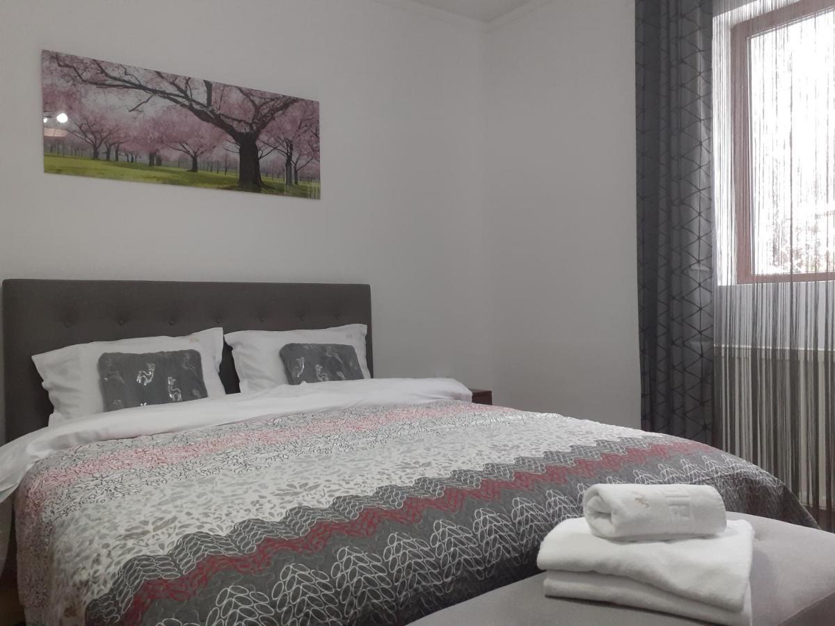 R-House Apartment Brasov Luaran gambar