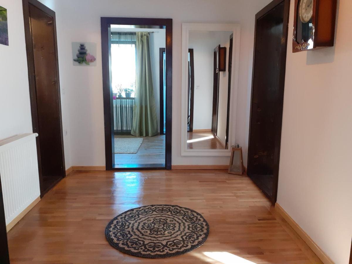 R-House Apartment Brasov Luaran gambar